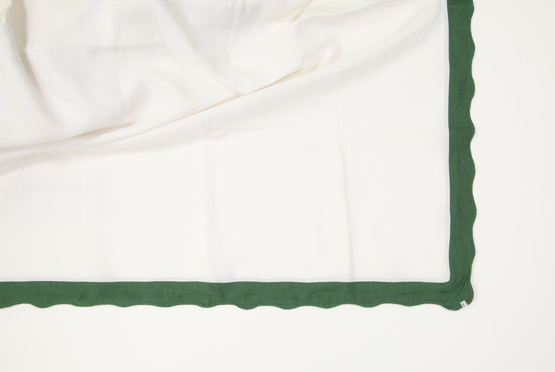 White tablecloth with Foliage Green Wave
