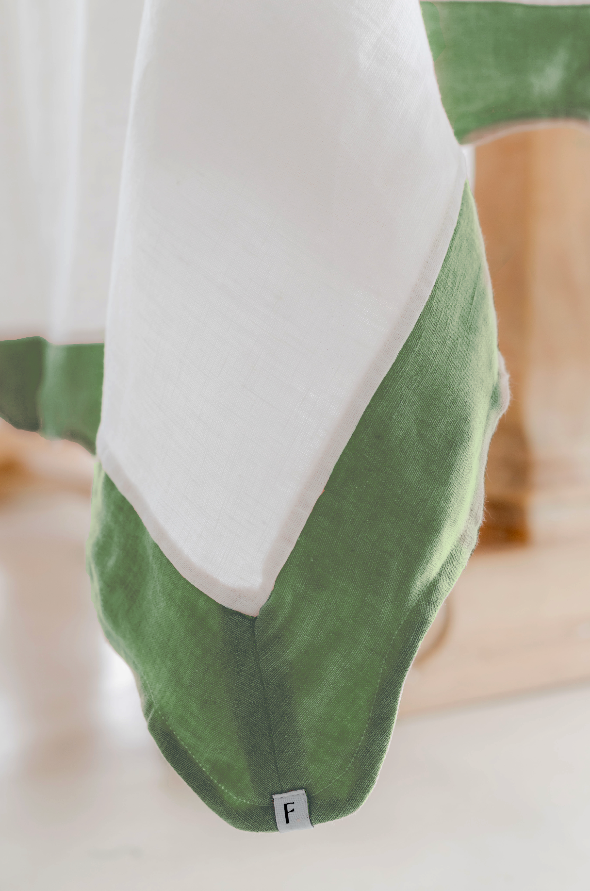 White tablecloth with Foliage Green Wave
